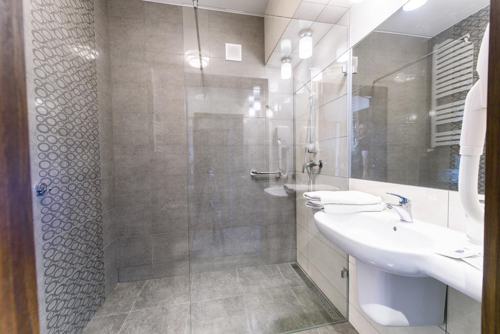 טרזבניצה Hotel Nowy Dwor מראה חיצוני תמונה